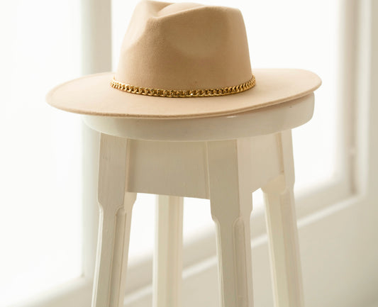 Sombrero Beige Cadena Dorada
