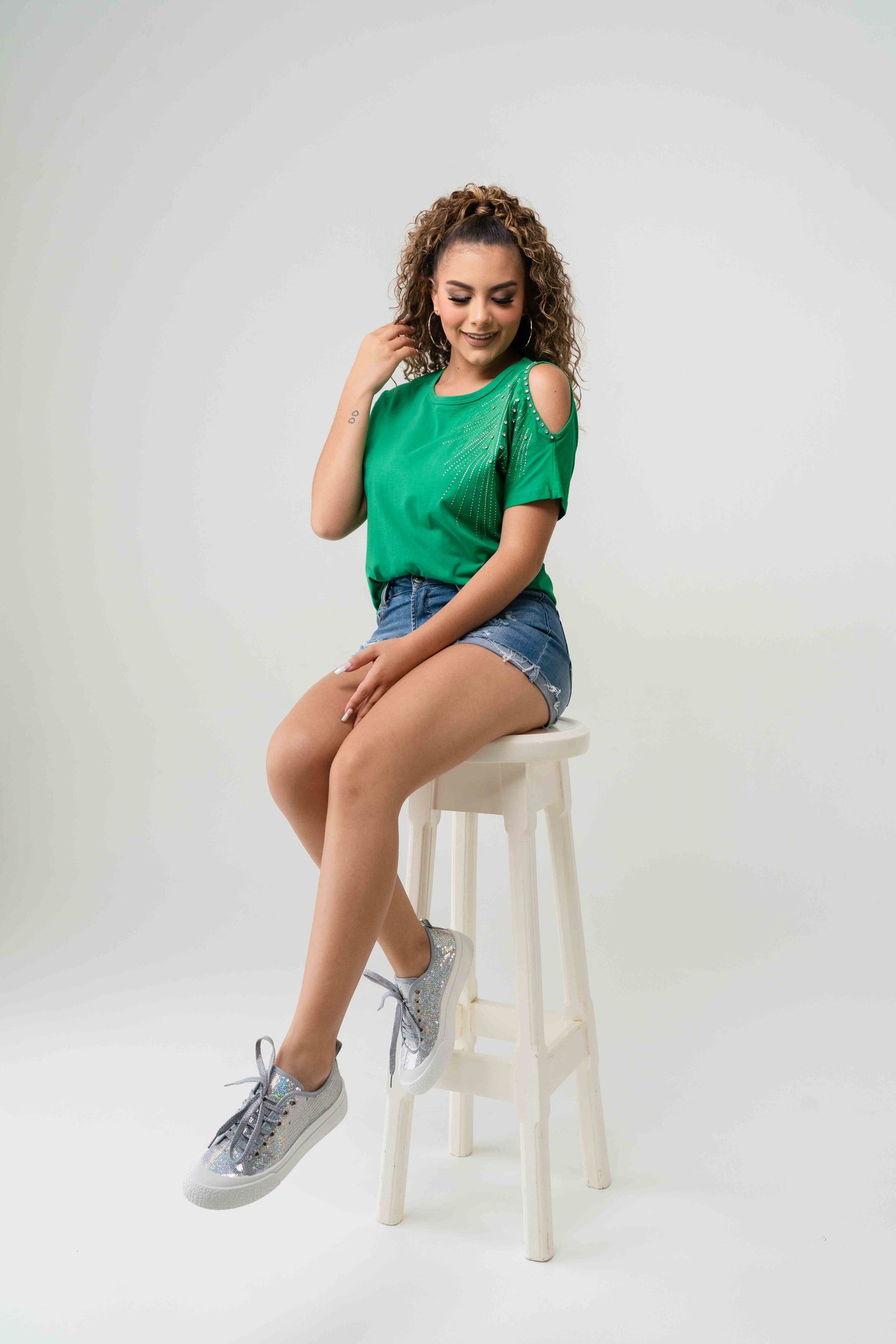 Blusa Aplicación Hombro Manga Corta