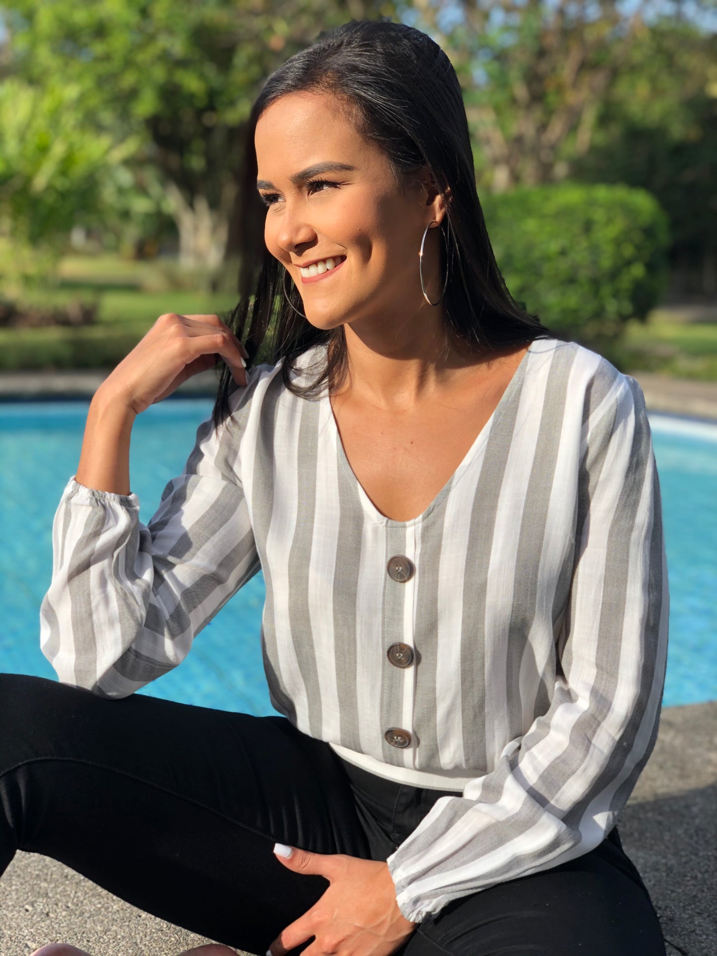 Blusa Blanca Manga Larga Rayas Grises Nudo Espalda